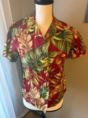Hilo Hattie Hawaiian Shirt. Red/Green/Tan. Size XS